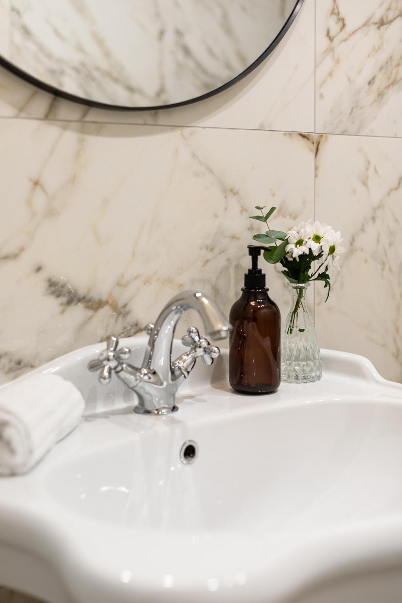 Leopardo Boutique Apartment In Trastevere Рим Экстерьер фото